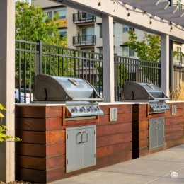 Is it BBQ weekend yet? At 206 Apartments, our BBQ grill area is the perfect spot to hang out with friends and neighbors while grilling up some of your favorite foods! outdoor courtyard with grilling station